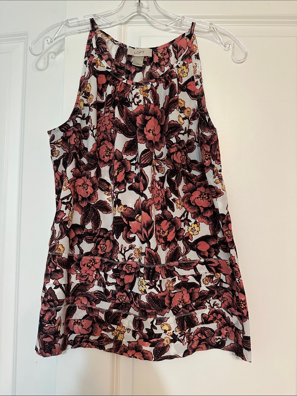 Sz XS Loft floral blouse features a burgundy and white design w/ layered tiers.